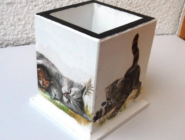 stojánek na tužky kočičí tužka kočka kocour decoupage kotě stojánek grunterka pořádek tužky tužkovník pero stojan pastelky pastelka pera na stůlkrabička 