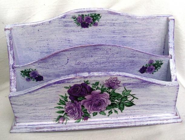 listovník vintage růžičkový fialová růže decoupage patina růžičky grunterka stojan dopis 