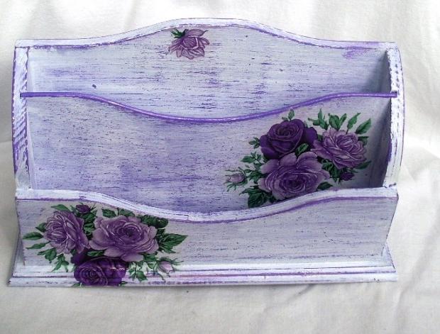 listovník vintage růže-výřez dolů fialová růže decoupage patina růžičky grunterka stojan dopis 