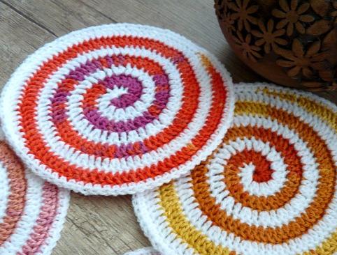 Háčkovaná podkafíčka - spirály dekorace dárek háčkovaná prostírání zahrada léto spirála dečka podkafíčka drobnost mandala prostírky podkafíčko 