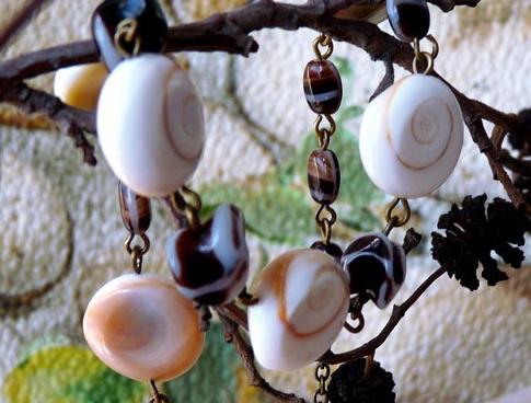 Náhrdelník z mušlí shiva - kávový náhrdelník přírodnina elegantní mušle přírodní káva krátký originál kávový řetízkový shiva oko shivy víčka mušlí 