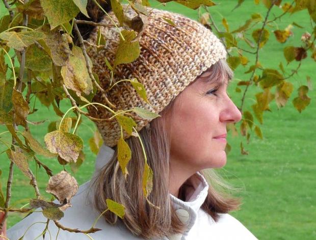 Čepice z tvídu - písková kulich čepice elegantní pletení hnědá žlutá béžová zimní pletená podzimní originál tvíd efektní čapka handmade písková tweed kožešinová bambule atraktivní tvídová tweedová písky 
