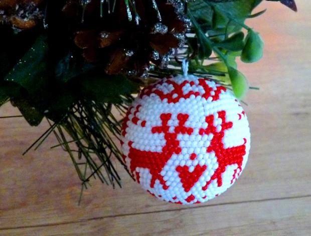 Vánoční ozdoba - červení sobi červená originální korálky vánoce bílá ozdoba šitá veselá handmade sob sobi sobík sobíci vánoční dekorace baňka přízdoba neokoukaná věčná 