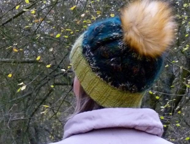 Teplá čepice - zelené copánkování kulich zelená čepice pletení hnědá zimní rezavá pletená originál teplá mohér vlněná copánky handmade copánková kožešinová bambule zdvojená 