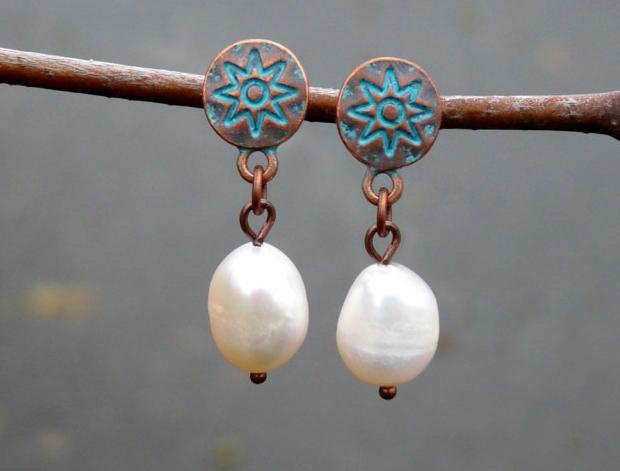 Náušnice z říčních perel a mědi náušnice přírodní bílé perly říční perla originál puzetky puzeta měděné handmade exkluzivní sladkovodní napichovací rebelka 