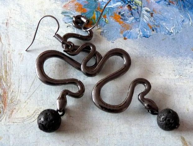 Náušnice - mamba černá (láva) náušnice visací extravagantní had dlouhé originál minerály delší láva handmade magie čarodějka hadi magic neokoukané mamba černá klubko hadů 