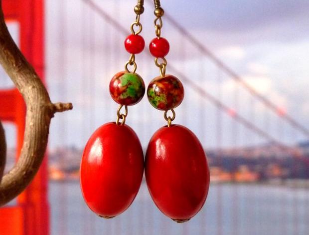 Náušnice - červená mi sluší dřevo červená dřevěné dárek červené náušnice veselé dlouhé originál cestování delší olivy handmade roztančené dřevěnky 