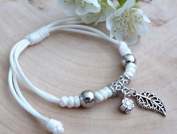 Náramek shamballa - bílý náramek lístek univerzální bílý jemný antialergický lísteček decentní unisex shamballa šňůrkový přátelský posuvný 