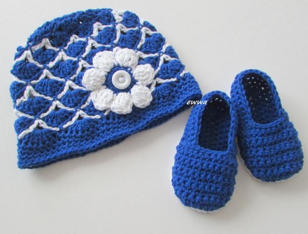 Čepička + botičky děti modrá podzim háčkovaná jarní čepička bílá klučičí jaro souprava kytička akryl aplikace podzimní kluk unisex handmade set pro kluky 