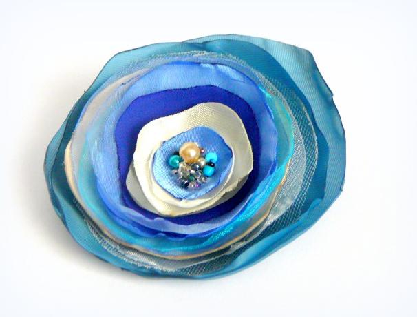 Brož mořská víla. brož mořská modrá šála barevná dámská jemná satén duha kabát krémová romantická večerní pestrobarevná duhovka kávová ozdůbka ženská pusinka bežová spona na oděv dívči luxusní šperk. látková brož 