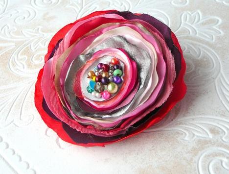 Brož Krásný den. zelenkavá barevná šperk látková jarní.dárek.brož 