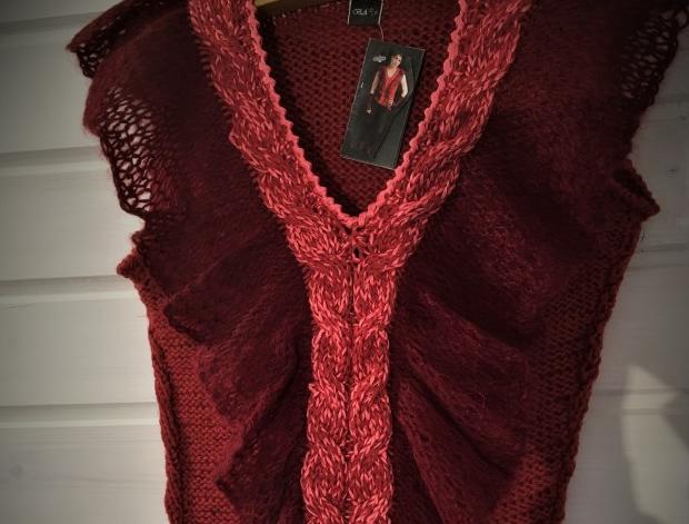 Tender in Bordeaux svetr originál handmade pletená móda 