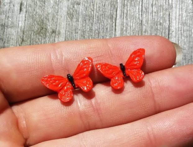 Puzety - oranžový motýl náušnice motýl letní pecky jemné dětské fimo motýlci puzety puzeta oranžové polymer motýli puzeky 