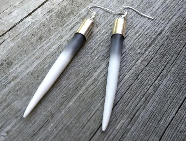 Fimo náušnice - ostny dárek náušnice děti bílé černé visací fimo černobílé gothic špička trn trny hroty ostny hrot špičky goth osten 