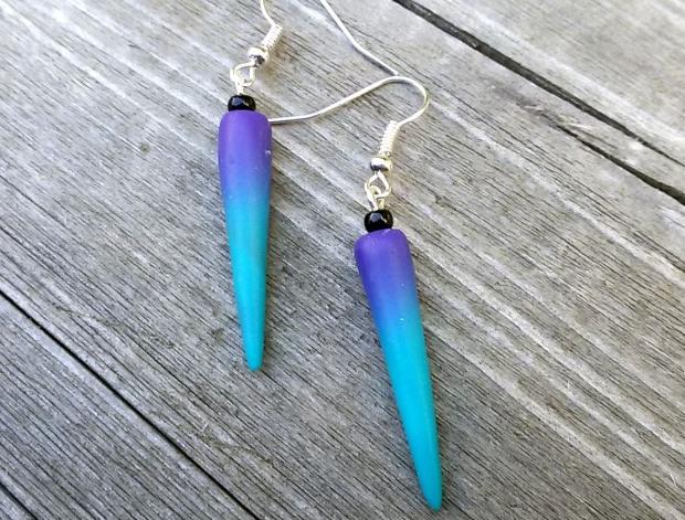 Fimo náušnice - menší ostny dárek náušnice děti elegantní bílé černé visací modré fialové fimo černobílé zajímavé gothic špička trn trny hroty ostny hrot špičky goth osten modrofialové 