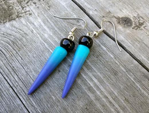 Fimo náušnice - modrofialové ostny dárek náušnice děti elegantní bílé černé visací modré fialové fimo černobílé zajímavé gothic špička trn trny hroty ostny hrot špičky goth osten modrofialové 