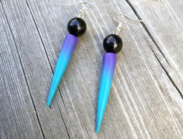 Fimo náušnice - ostny s korálkou dárek náušnice děti elegantní bílé černé visací modré fialové fimo černobílé zajímavé gothic špička trn trny hroty ostny hrot špičky goth osten modrofialové 