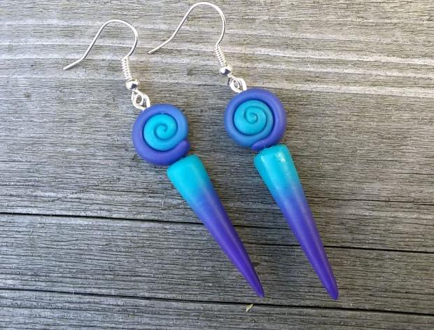 Fimo náušnice - ostny se spirálkou dárek náušnice děti elegantní černé visací modré spirála fialové fimo černobílé spirály spirálka zajímavé gothic spirálky špička trn trny hroty ostny hrot špičky goth osten modrofialové 