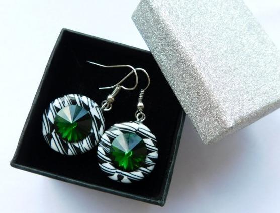 Fimo náušnice s kamenem Svarowski kruh dárek zelená náušnice děti elegantní kolečko zelené černé visací placky swarovski kroužky kruhy rivoli fimo etno kroužek kolečka černobílé donut rivolky zajímavé ethno spirálky placičky třpytivé rivolka donuty etnické rivoly 