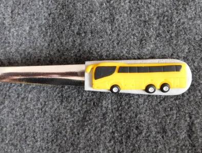 Lžička s autobusem.