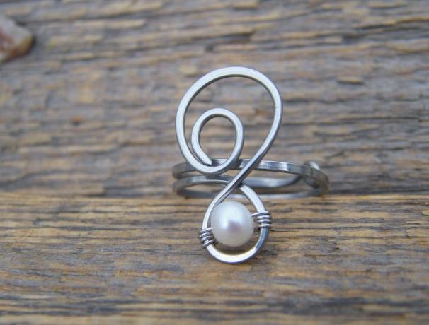 Prstýnek s bílou říční perličkou šperk prsten drát elegantní bílá romantika elegance osteofix chirurgická ocel prstýnek říční perla perlička něžný čistota jemný něha hypoalergenní tepaný romantický alergik na ruku pro alergiky jemnost alergici 