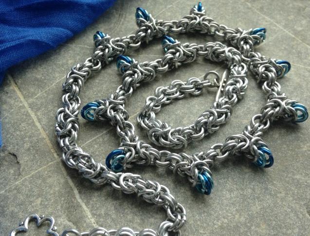 Bodlinkový řetěz náhrdelník modrá stříbrná kroužkování chainmaille blue byzantine 