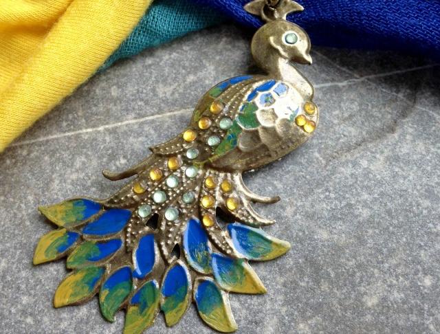 PŘÍVĚSEK MODROŽLUTÝ PÁV přívěsek zdobený vintage barevný páv mosazný 