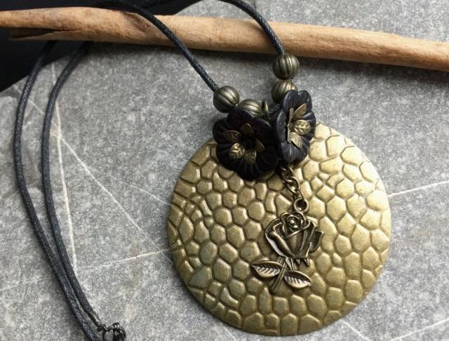 Golden rose náhrdelník květina černá vintage mosazná 