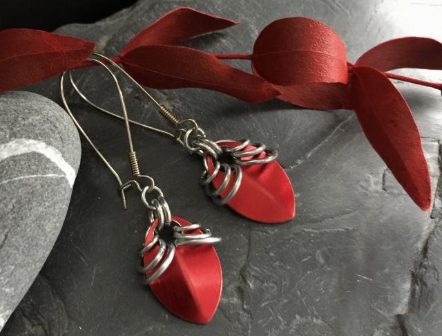 Červená šupinka náušnice stříbrná kroužky kroužkování chainmaile hliník šupina 