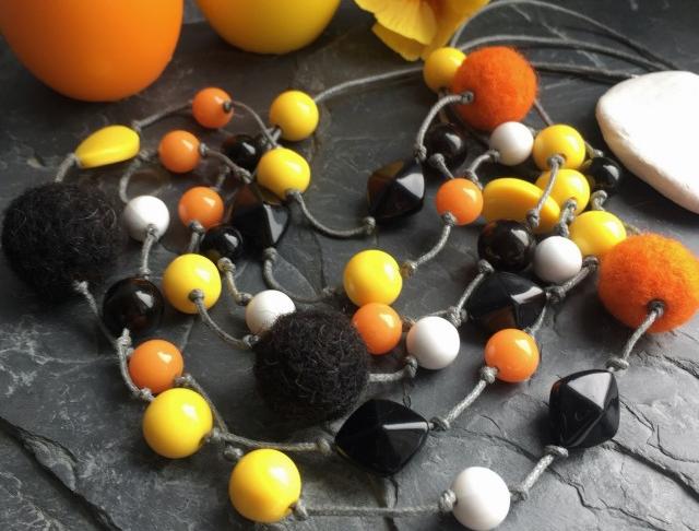 Koulovaná - náhrdelník korálky oranžová bílá černá žlutá plast plstěnky 