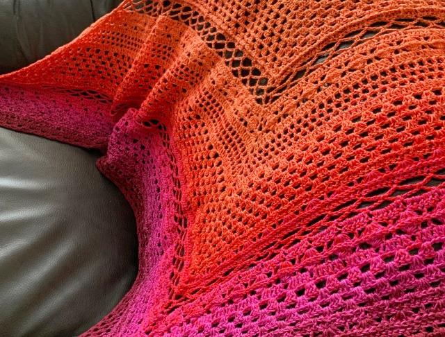 Zářivý háčkovaný pléd červená oranžová růžová háčkování šátek pléd zářivá bordo cihlová 