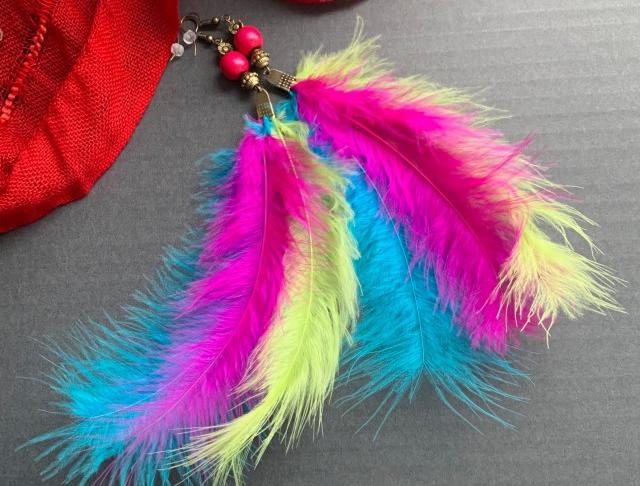 Barevná pírka letní extravagantní výrazné pírka karneval peří peříčka boho 