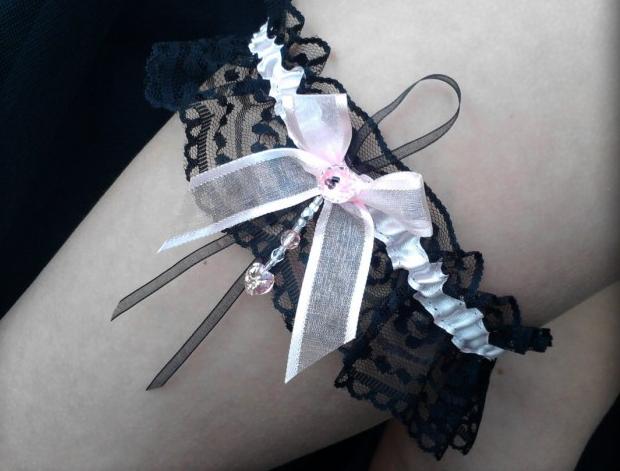 PODVAZEK Swarovski černo - růžový šperk modrý dárek korálky modrá růžová černá modré krajka růžový swarovski bižuterie sexy mašlička černý svatební krajkový štras dárkový erotické podvazek erotika štrasy štrasový erotický podvazkový 