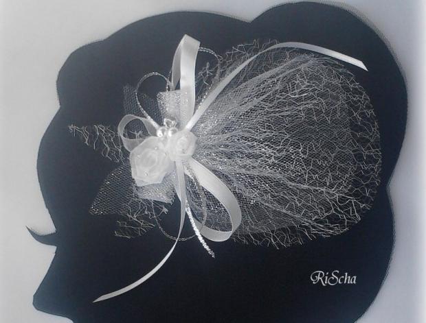 SVATEBNÍ OZDOBA DO VLASŮ dárek vlasy bílá svatba bílý svatební dárkový nevěsta ozdoba do vlasů závoj wedding podvazek francouzský hochzeit svatební šaty závojíček 