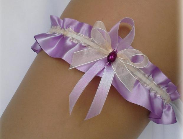 LILA / IVORY SATÉN dárek fialová elegantní láska svatba krajka lila sexy svatební smetanová romantický dárkový nevěsta ivory wedding podvazek hochzeit svatební šaty podvazkový pás 