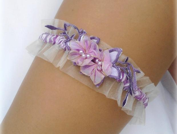 NOVÝ ivory lila SVATEBNÍ PODVAZEK dárek fialová elegantní láska svatba krajka lila sexy svatební smetanová romantický dárkový nevěsta ivory wedding podvazek hochzeit svatební šaty podvazkový pás 