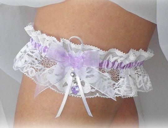 LILA BÍLÁ / FIALOVÁ dárek fialová elegantní bílá láska svatba krajka lila sexy bílý svatební romantický dárkový nevěsta wedding podvazek hochzeit svatební šaty podvazkový pás 