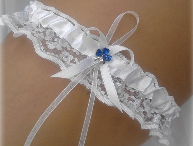 ČTYŘLÍSTEK PRO ŠTĚSTÍ - podvazek modrý dárek modrá elegantní bílá láska svatba krajka sexy bílý svatební romantický dárkový nevěsta závoj wedding podvazek hochzeit svatební šaty podvazkový pás 
