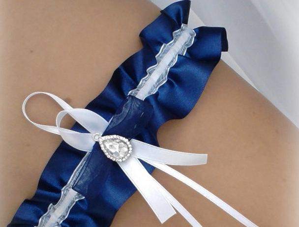 Čirý krystal - modrý satén modrý dárek modrá elegantní bílá láska svatba krajka sexy bílý svatební romantický štras dárkový nevěsta závoj wedding podvazek hochzeit svatební šaty štrasový podvazkový pás 