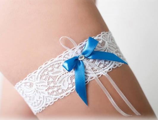 Modrá mašlička modrý dárek modrá elegantní bílá láska svatba krajka sexy bílý svatební romantický štras dárkový nevěsta závoj wedding podvazek hochzeit svatební šaty štrasový podvazkový pás 