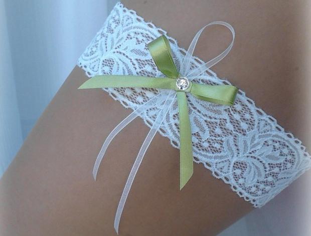 Mašlička zelená dárek zelená zelený elegantní bílá láska svatba krajka sexy bílý svatební romantický štras dárkový nevěsta závoj wedding podvazek hochzeit svatební šaty štrasový podvazkový pás 