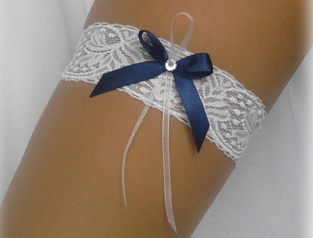 Mašlička tmavě modrá modrý dárek modrá elegantní bílá láska svatba krajka sexy bílý svatební romantický štras dárkový nevěsta závoj wedding podvazek hochzeit svatební šaty štrasový podvazkový pás 
