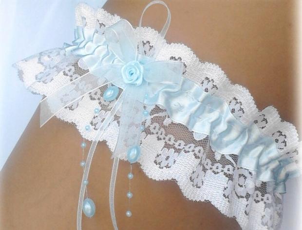 PODVAZEK bílo modrý perličkový modrý dárek modrá elegantní bílá láska svatba krajka sexy bílý svatební romantický štras dárkový nevěsta závoj wedding podvazek hochzeit svatební šaty štrasový podvazkový pás 
