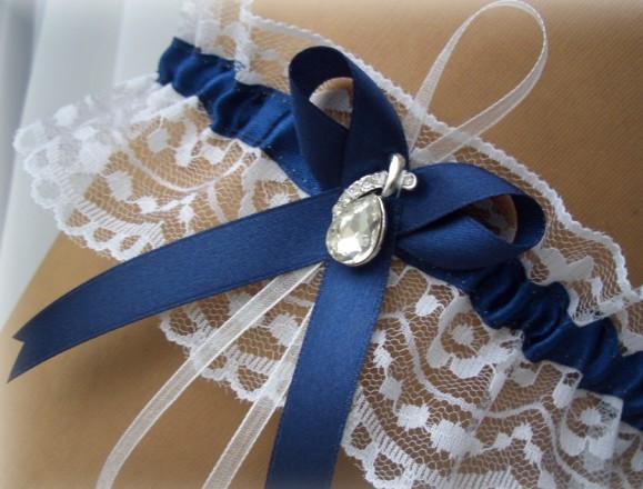 Námořnická modrá modrý dárek modrá elegantní bílá svatba krajka luxusní sexy luxus mašlička bílý satén elastický svatební krajkový stužka štras dárkový nevěsta wedding podvazek námořnická modř erotika hochzeit svatební šaty štrasový podvazkový pás erotický podvazkový 