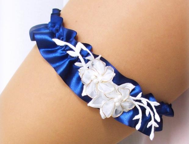 BÍlý květ modrý dárek modrá elegantní svatba luxusní sexy luxus satén elastický svatební stužka štras dárkový nevěsta wedding podvazek námořnická modř erotika hochzeit svatební šaty štrasový podvazkový pás erotický podvazkový 