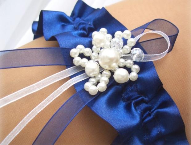 BÍLÉ PERLIČKY modrý dárek modrá elegantní svatba luxusní sexy luxus satén elastický svatební stužka štras dárkový nevěsta wedding podvazek námořnická modř erotika hochzeit svatební šaty štrasový podvazkový pás erotický podvazkový 