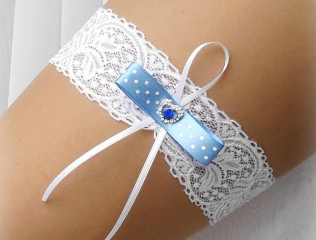 BLANKYTNÉ PUNTÍKY modrý dárek modrá elegantní bílá láska svatba puntíky krajka sexy bílý svatební romantický štras dárkový nevěsta puntíkovaný závoj wedding podvazek hochzeit svatební šaty štrasový podvazkový pás 