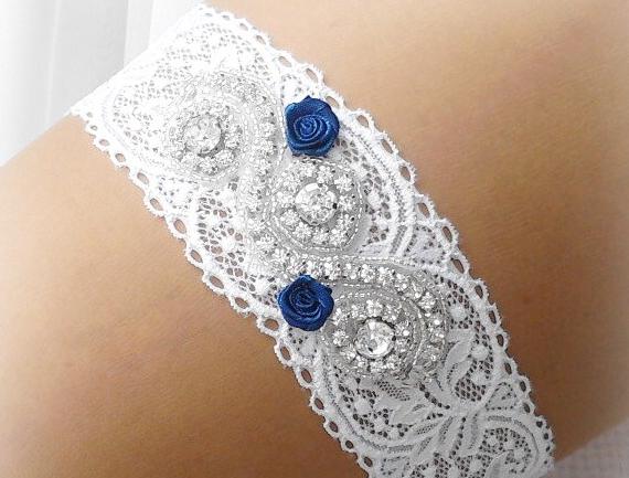 MODRÉ RŮŽIČKY ŠTRAS šperk modrý dárek stříbrný modrá elegantní bílá láska růže svatba krajka bižuterie stříbrná sexy růžičky bílý svatební krajkový romantický štras dárkový nevěsta tmavě modrá závoj růřička wedding podvazek hochzeit svatební šaty štrasový podvazkový pás 
