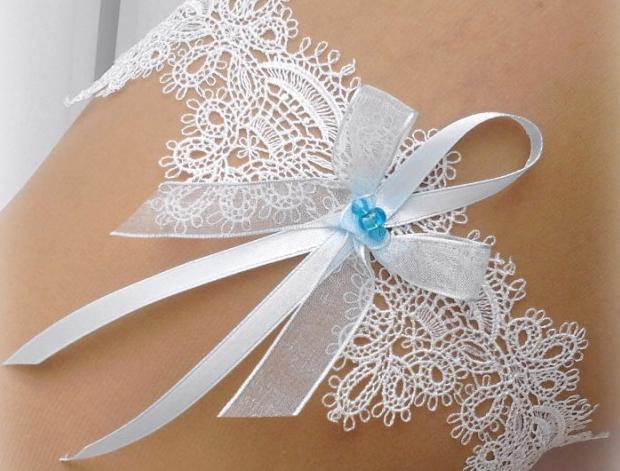 MAŠLIČKA MODRÁ šperk modrý dárek modrá elegantní bílá láska svatba ozdoba krajka bižuterie sexy bílý svatební romantický štras dárkový nevěsta závoj wedding podvazek hochzeit svatební šaty štrasový podvazkový pás 