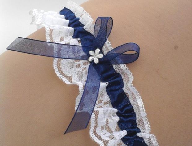 KYTIČKA šperk modrý dárek květina modrá elegantní bílá dáreček láska květ svatba ozdoba kytička krajka nohy bižuterie sexy bílý svatební romantický štras dárkový nevěsta ženich noha tmavě modrá závoj wedding podvazek zvyky hochzeit svatební šaty podvazkový pás zvyk 